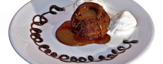 Schokoladenkuchen mit flüssigem Kern - noch hieß mit Schlagobers, Vanilleeis, Fruchtspiegel oder frischen Früchten servieren ...